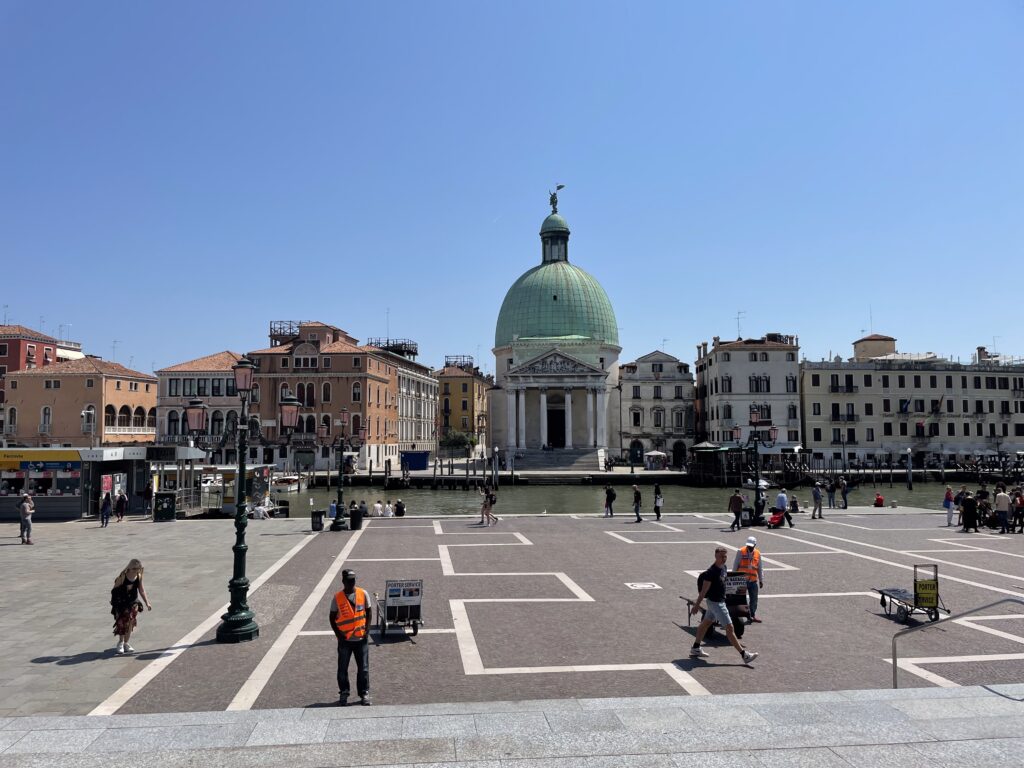 La facciata di San Simeone Piccolo vista dal Canal Grande a Venezia