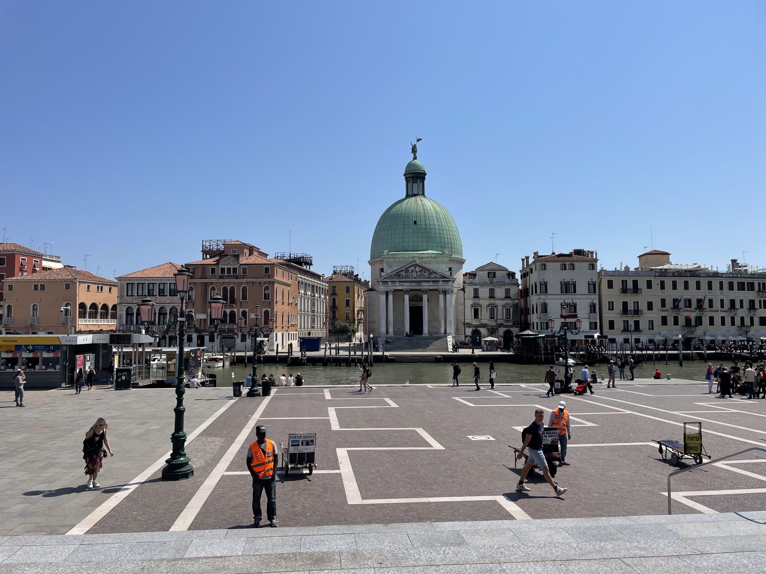 La facciata di San Simeone Piccolo vista dal Canal Grande a Venezia