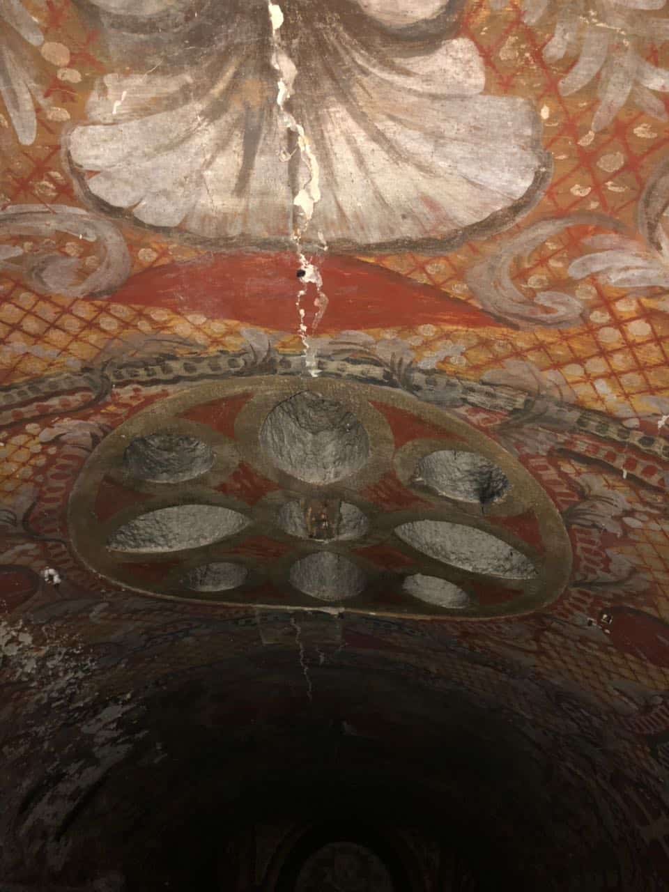 Volta affrescata colorata nella cripta di San Simeone Piccolo