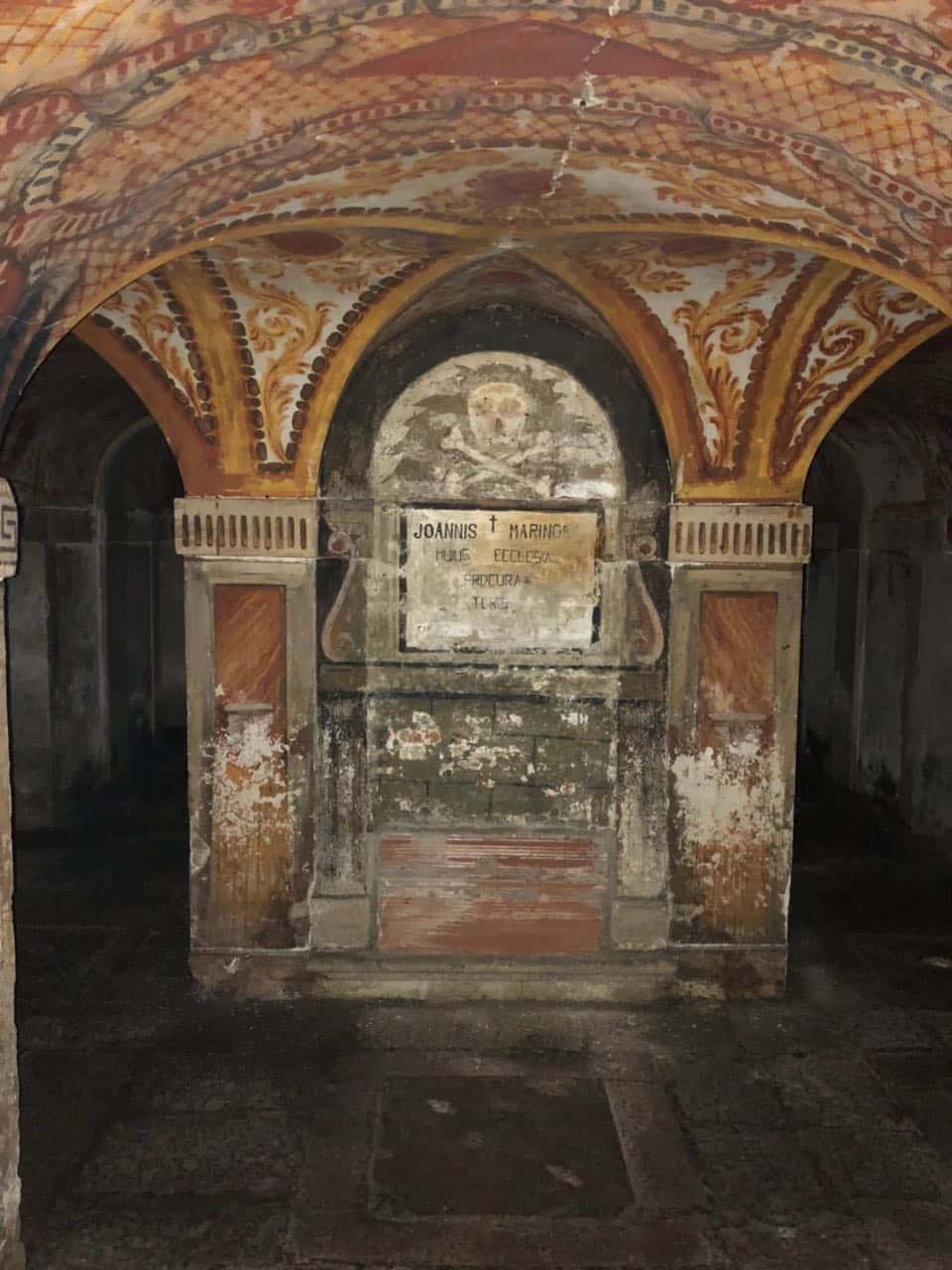 Interno della cripta di San Simeone Piccolo con arcate dorate e affreschi