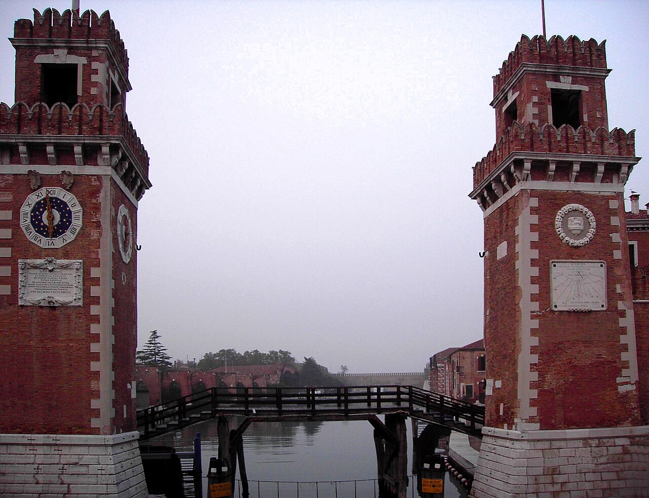 Castello Venezia cosa vedere: la porta d'acqua dell'Arsenale con le due torri in mattone