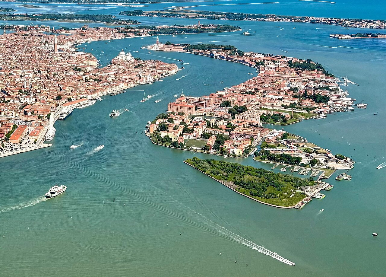 Dorsoduro Venezia cosa vedere: vista aerea delle Zattere e del Canale della Giudecca