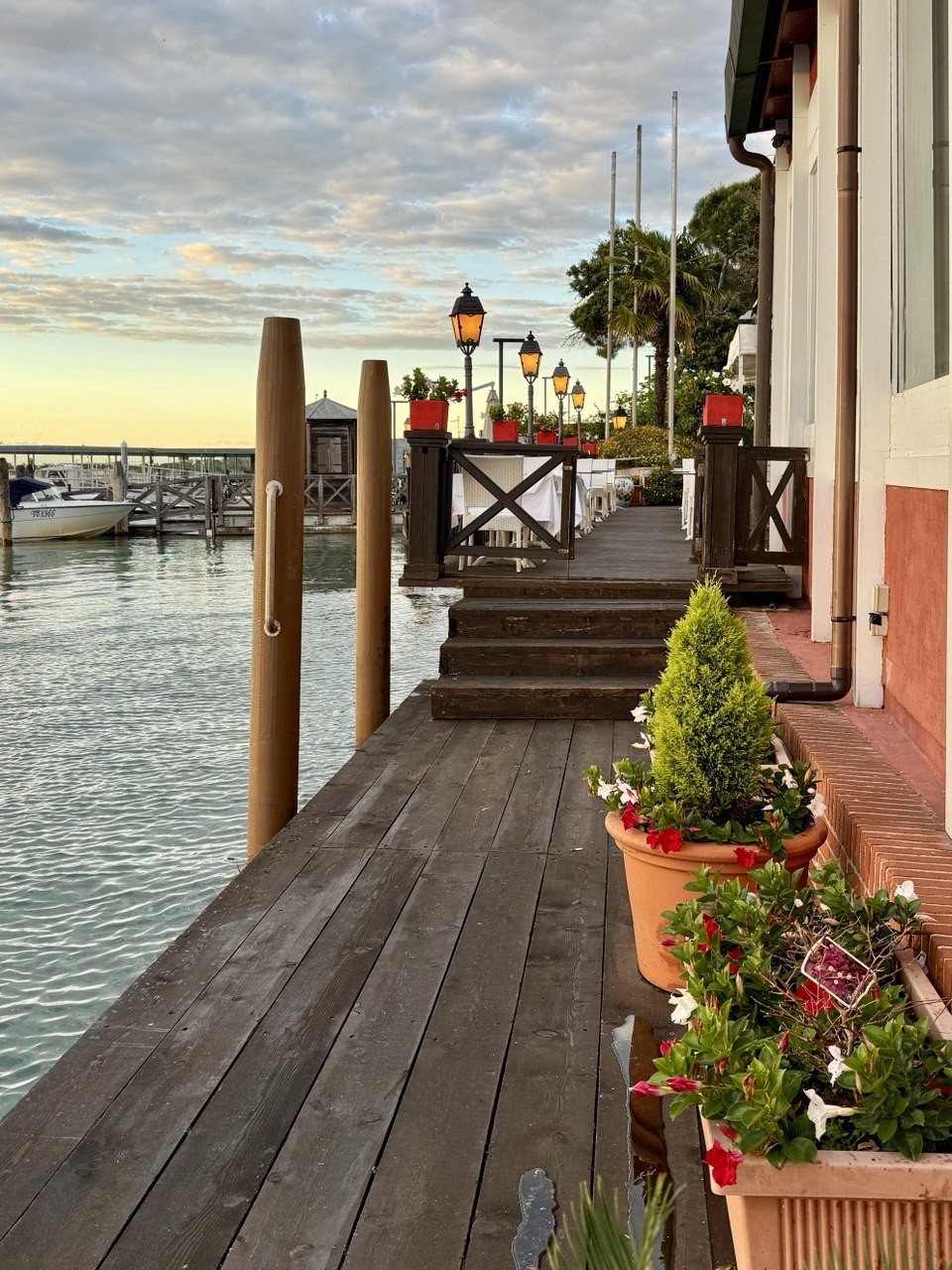 Pontile con fiori e lanterne al tramonto – Essentiale Restaurant Lido di Venezia