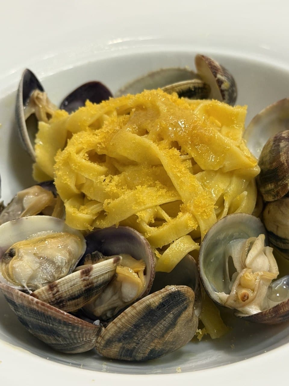 Tagliolini freschi alle vongole con bottarga – Essentiale Restaurant Venezia