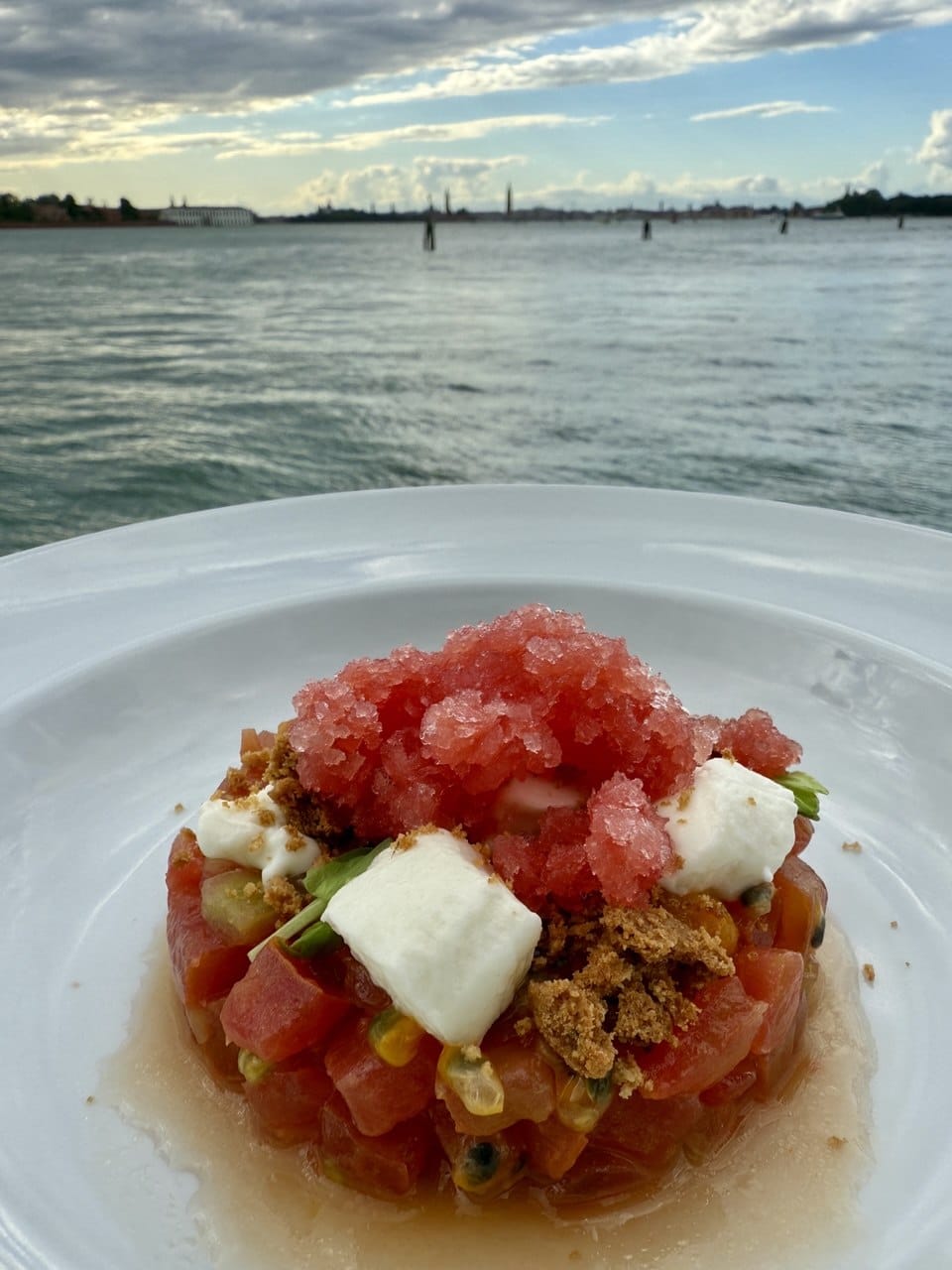 Tartare di pomodoro con granita e mozzarella - Essentiale Restaurant Lido di Venezia