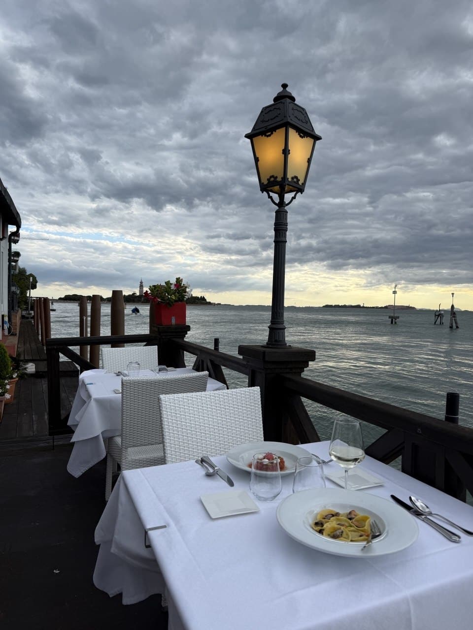 Tavolo con vista sulla laguna di Venezia al tramonto – Essentiale Restaurant