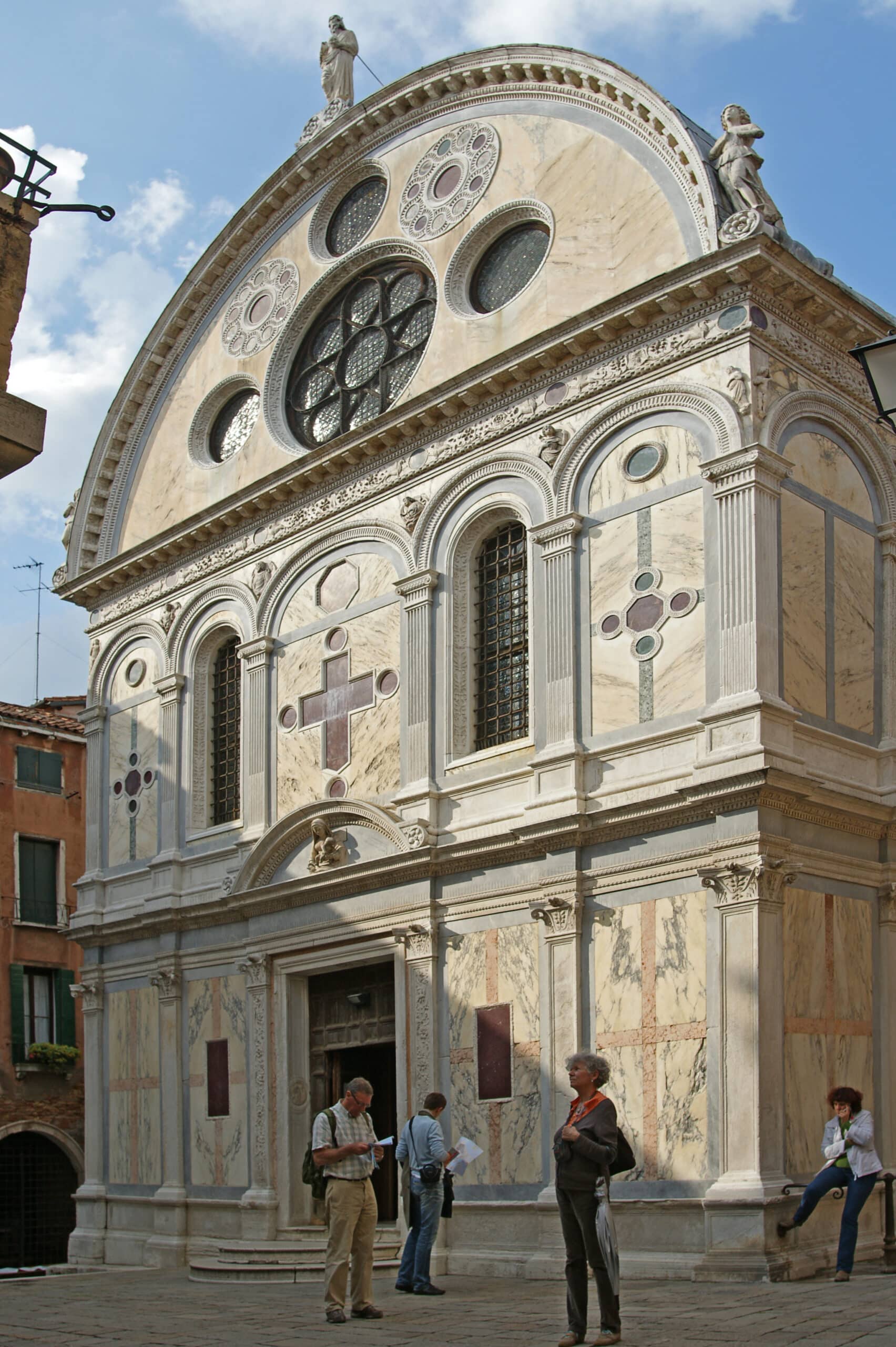 Facciata in marmo della chiesa di Santa Maria dei Miracoli a Venezia