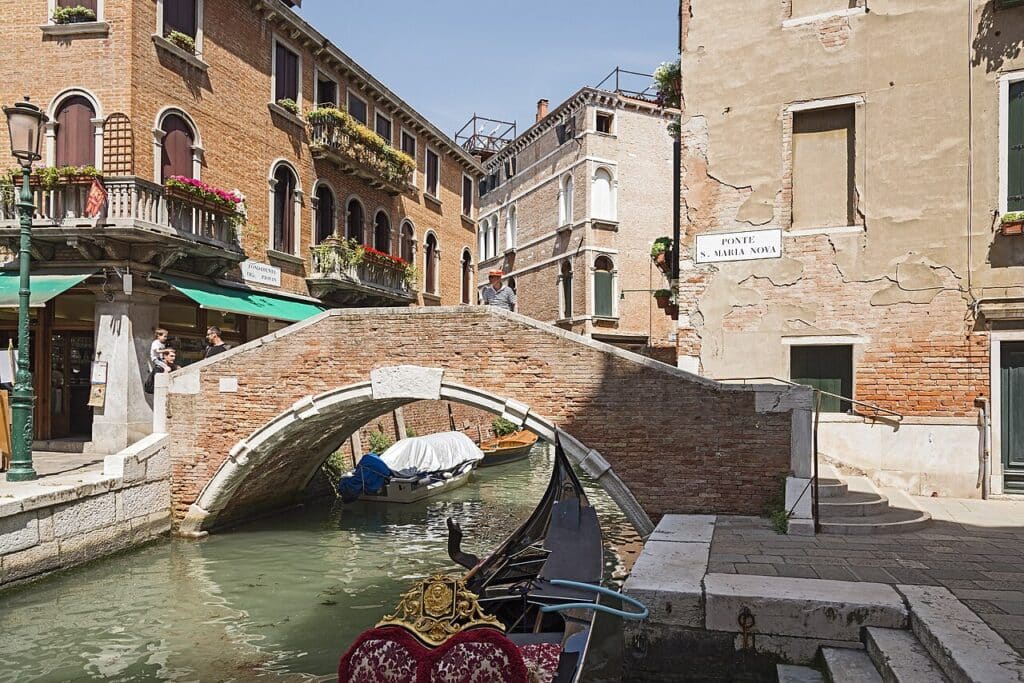 Ponte Santa Maria Nova vicino alla Chiesa dei Miracoli a Venezia