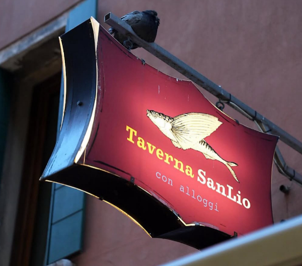 Insegna della Taverna San Lio a Venezia, ristorante veneziano autentico vicino a Rialto